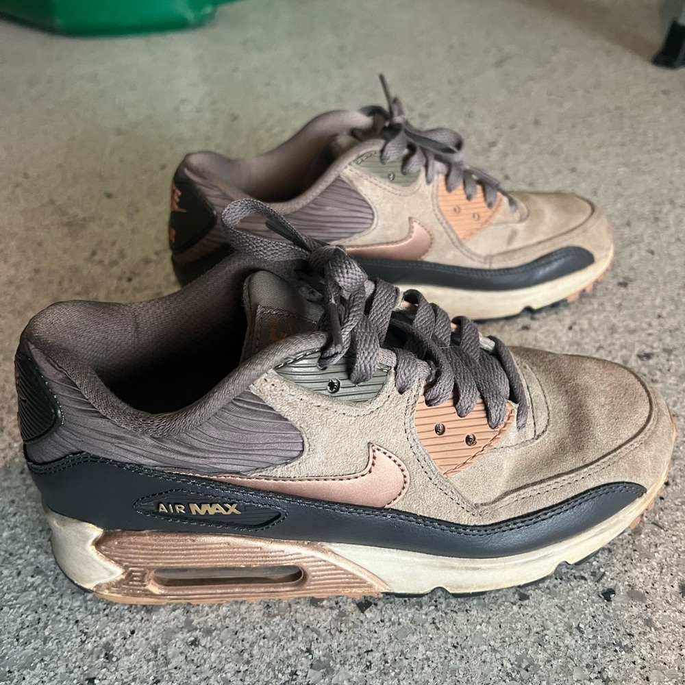 Nike Sneakers in Light Brown